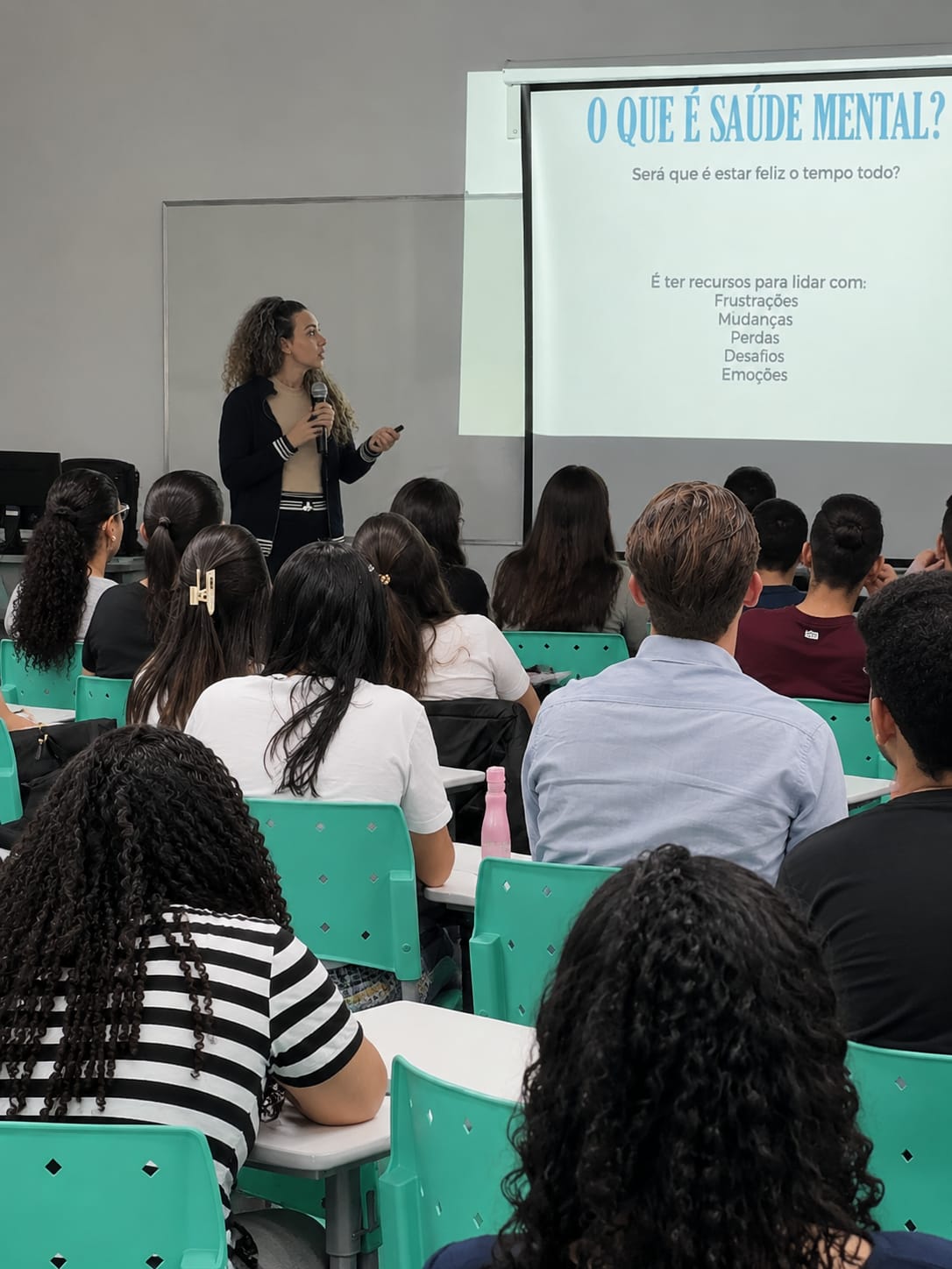 Patricia Machado Bomfim durante uma palestra sobre saúde mental