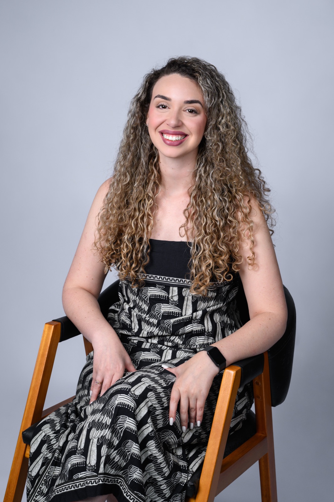 Patricia Machado Bomfim sentada, em atitude de escuta